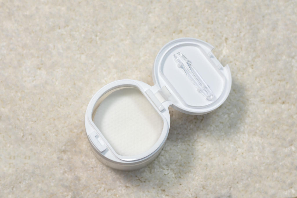 Holika Holika Less On Skin Essence Pad mit 120 beruhigenden Toner-Pads, sichtbar in der Verpackung, für gepflegte Haut.