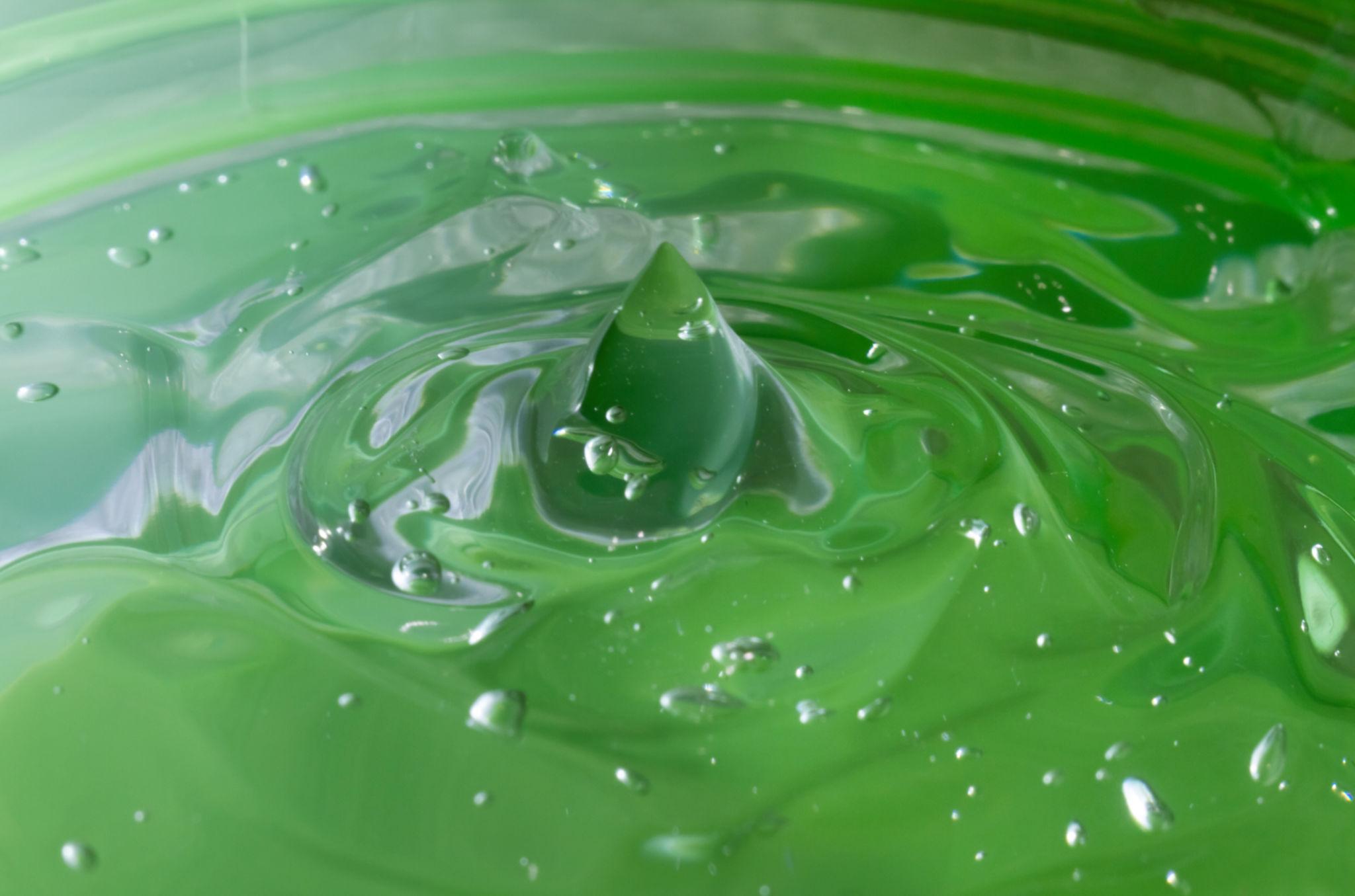 Holika Holika Aloe Hydro Formula 96% beruhigendes Aloe Vera Feuchtigkeitsgel, 250 ml, zeigt die offene Geltextur in einer Schüssel