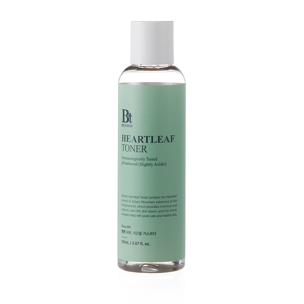 Benton Heartleaf Toner 150ml in einer transparenten Flasche mit grünem Etikett, zeigt den Toner in einer Hand.