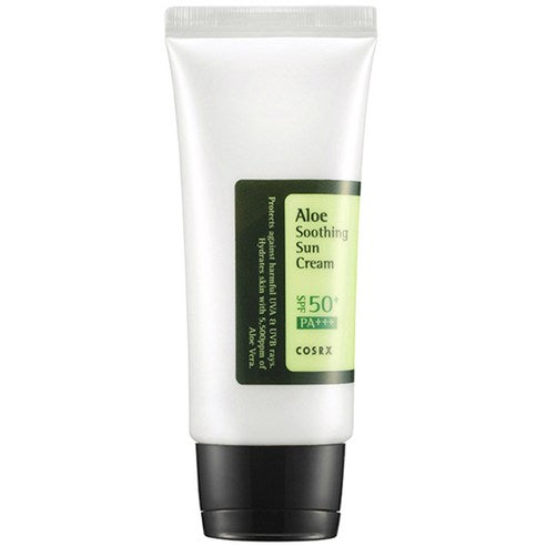 COSRX Aloe Sonnencreme mit SPF50+ PA+++ für beruhigenden Sonnenschutz, 50 ml, cremige Textur, auf der Haut aufgetragen