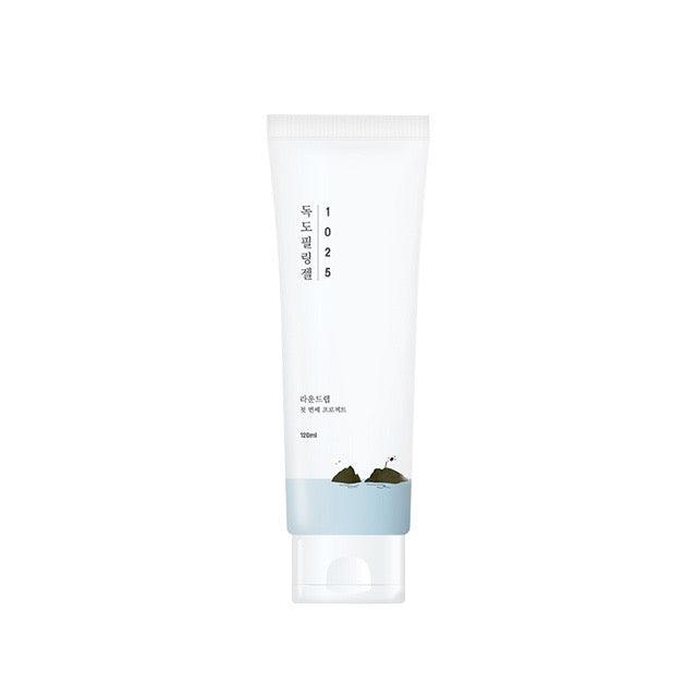 Rundes Lab 1025 Dokdo Peeling-Gel in 120 ml, sanftes Gommage mit Tiefseewasser, für reine Haut, auf weißem Hintergrund.