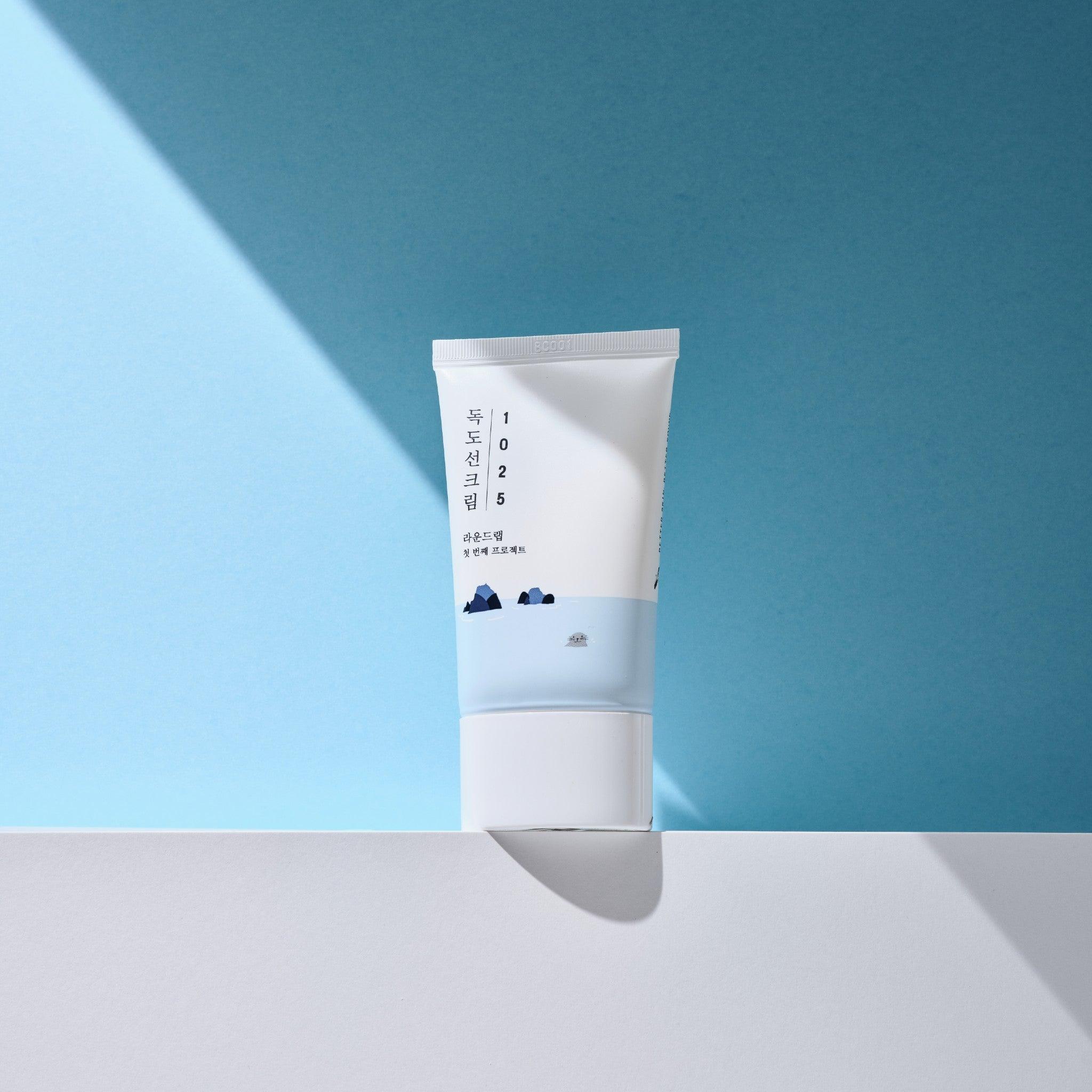Runde Lab 1025 Dokdo Sonnenschutz SPF50+ PA++++, sanfter Sonnenschutz für empfindliche Haut, 50 ml, Flasche vor weißem Hintergrund