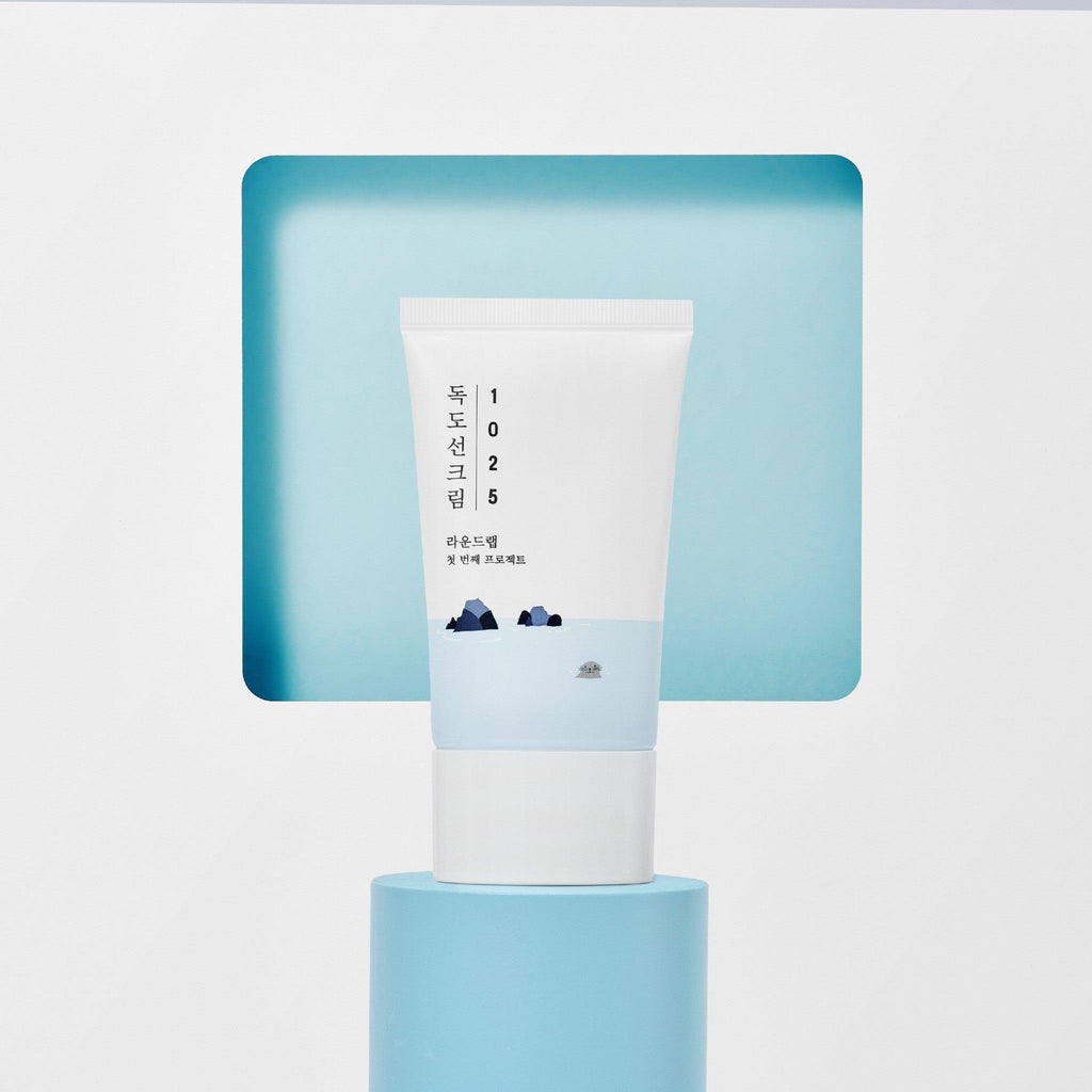 Runder Lab 1025 Dokdo Sonnenschutz SPF50+ PA++++ für empfindliche Haut, 50 ml, cremige Textur, Sonnenschutzprodukt auf Haut.