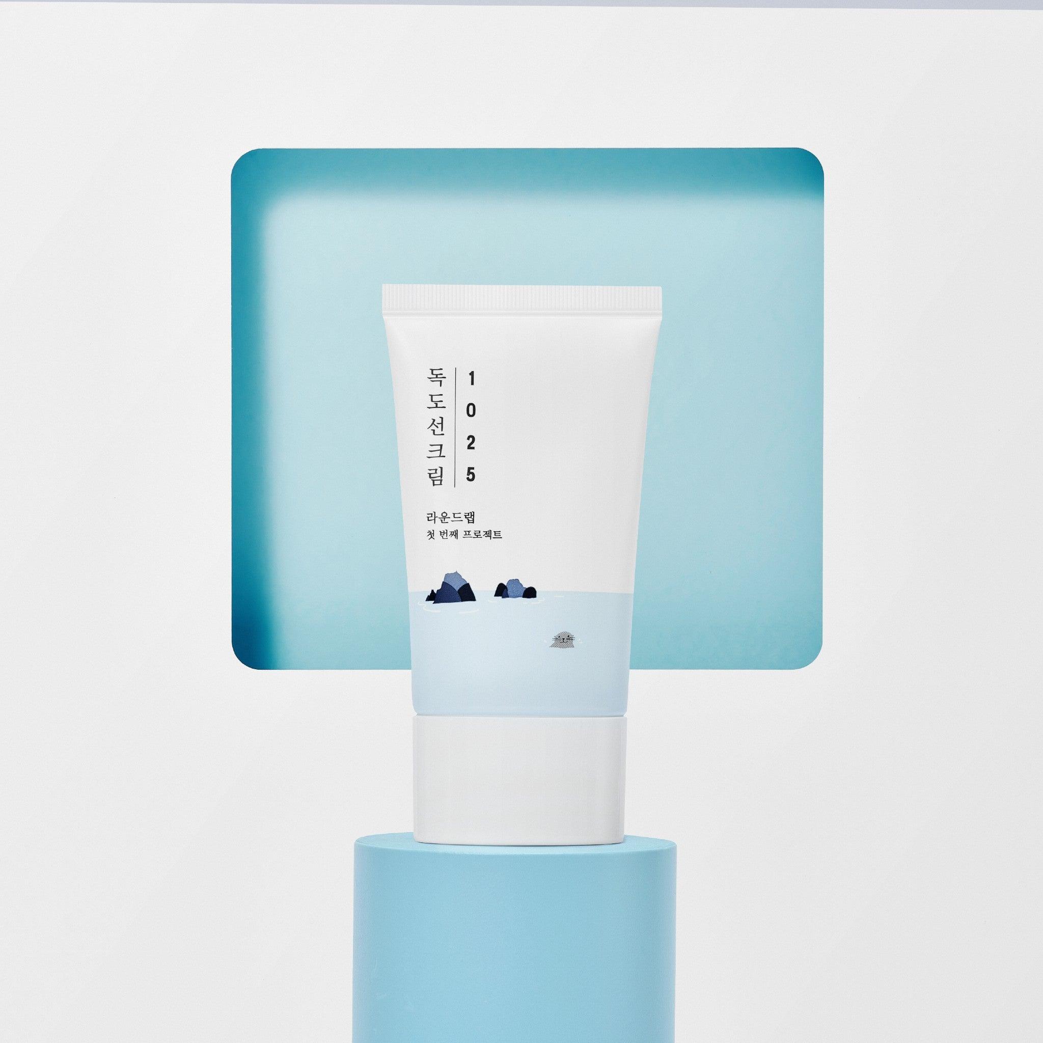 Runder Lab 1025 Dokdo Sonnenschutz SPF50+ PA++++ für empfindliche Haut, 50 ml, cremige Textur, Sonnenschutzprodukt auf Haut.