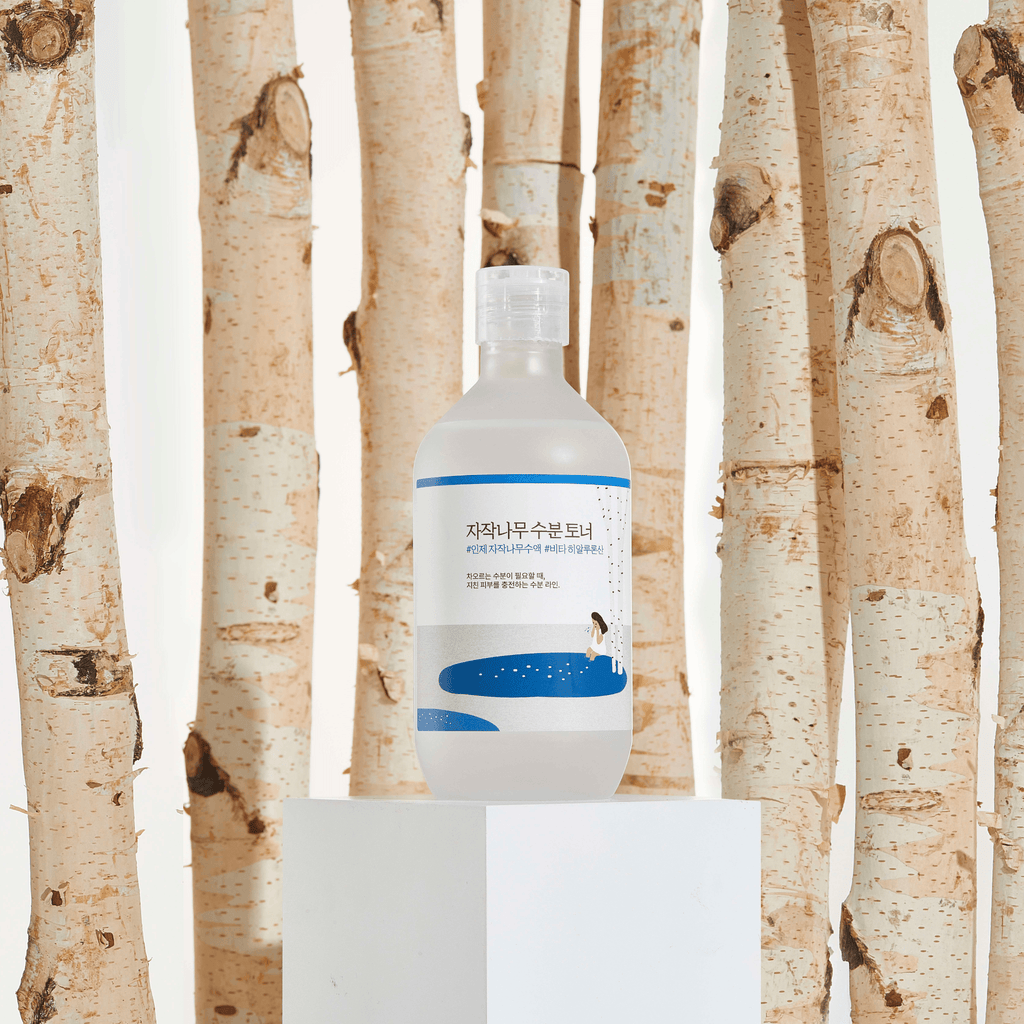 Runder Lab Birch Feuchtigkeitstoner mit Birkenextrakt und Hyaluron, 300 ml, zeigt die Flasche und Etikett des Hautpflegeprodukts