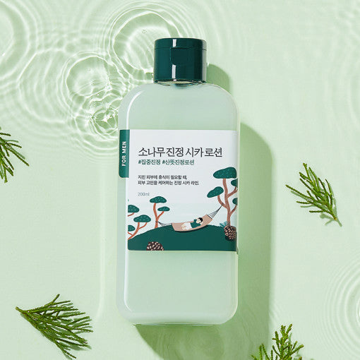 Runde Lab For Men Pine Calming Cica Lotion, 200 ml, beruhigende Lotion für Männer mit Kiefer-Extrakt, zeigt die Flasche vor weißem Hintergrund