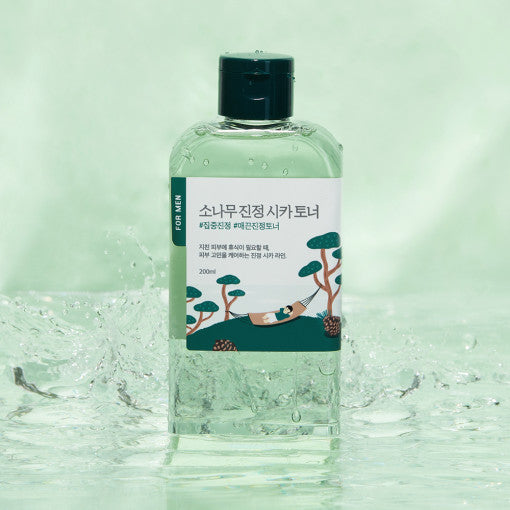 Runder Lab Pine Calming Cica Toner für Männer, 200 ml, beruhigender Kiefer-Cica Toner in einer weißen Flasche, Nahaufnahme