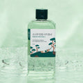 Runder Lab Pine Calming Cica Toner für Männer, 200 ml, beruhigender Kiefer-Cica Toner in einer weißen Flasche, Nahaufnahme