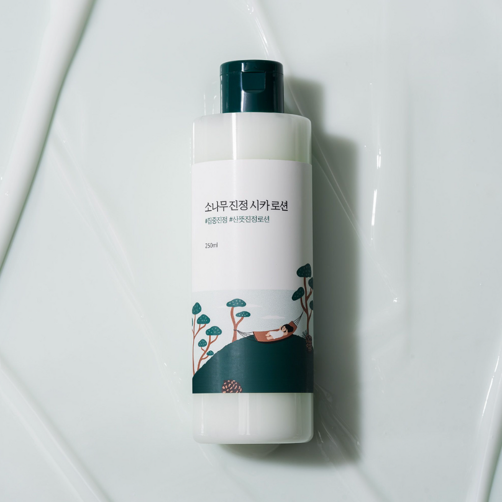 Runde Lab Pine Calming Cica Lotion, 250 ml, feuchtigkeitsspendende Lotion mit beruhigender Kiefer-Formel, auf einem weißen Hintergrund.