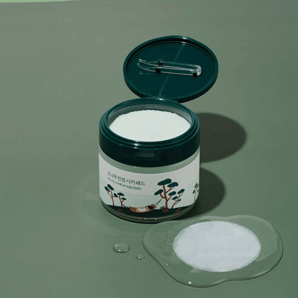 Runde Lab Pine Calming Cica Pad - Beruhigende Toner-Pads mit Kiefer und Cica, 50 Stück, auf weißem Hintergrund sichtbar