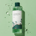 Round Lab Pine Calming Cica Toner, beruhigender Kiefer-Cica Toner in 250 ml für empfindliche Haut, Flasche auf weißem Hintergrund