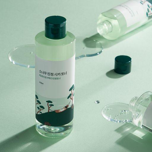 Runder Lab Pine Calming Cica Toner in 250 ml Flasche, beruhigender Kiefer-Cica Toner für empfindliche Haut, Nahaufnahme