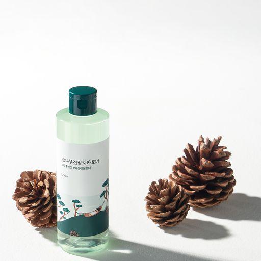 Runder Lab Pine Calming Cica Toner in 250 ml Flasche, beruhigender Kiefer-Cica Toner für empfindliche Haut, klare Flasche.