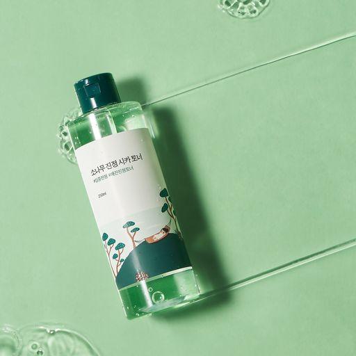 Runder Lab Pine Calming Cica Toner in 250 ml, beruhigender Kiefer-Cica Toner für empfindliche Haut, klare Flasche und Produktbeschreibung