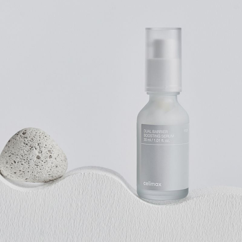 Celimax Dual Barrier Boosting Serum in 30ml Flasche, weißes Serum mit pumpenförmigem Verschluss, für intensive Hautpflege.
