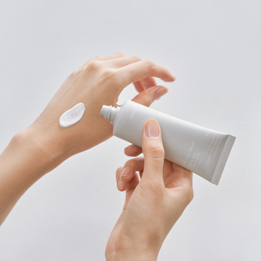 Celimax Dual Barrier Watery Sun Cream SPF50+ PA++++ in 40ml, cremige Textur, sichtbare Anwendung auf der Haut