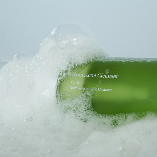 Celimax The Real Noni Acne Cleansing Foam, 155ml, schäumendes Reinigungsprodukt mit Noni-Extrakt gegen Akne, sichtbar in der Flasche