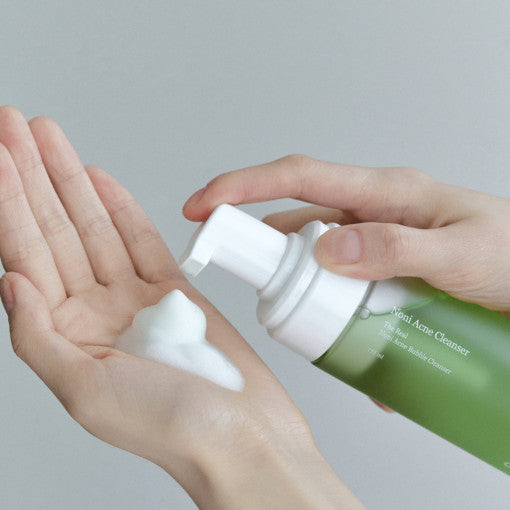 celimax The Real Noni Acne Cleanser 155ml, Reinigungsschaum mit Noni-Extrakt für Akne-anfällige Haut, Flasche vor weißem Hintergrund