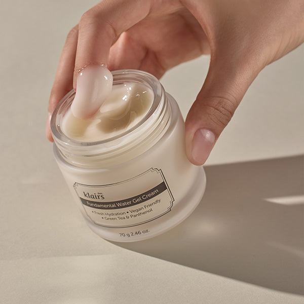 KLAIRS Fundamental Water Gel Cream, leichte Feuchtigkeits-Gel-Creme in 20 g, mit feuchtigkeitsspendender Textur, Nahaufnahme der Verpackung