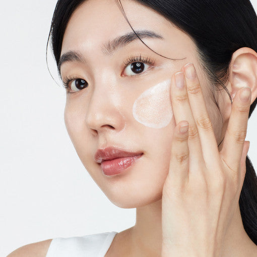 Biodance Skin Glow Essence Creme in 50 ml, intensive Glanzcreme mit 10-fach Hyaluron für strahlende Haut, cremige Textur.