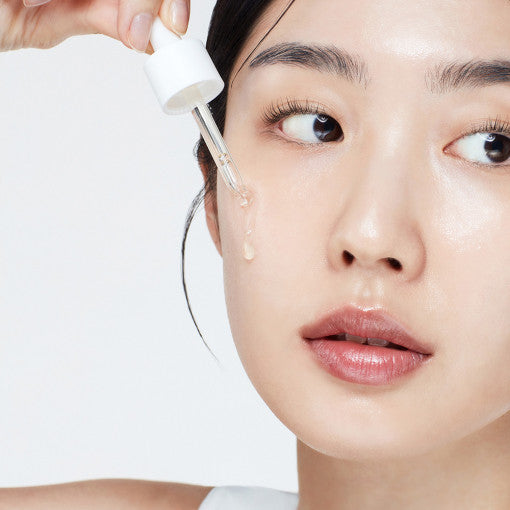 Biodance Skin Glow Ampoule in 30 ml Flasche, strahlendes Serum für Glass Skin, zeigt die Ampoule mit goldener Verpackung.