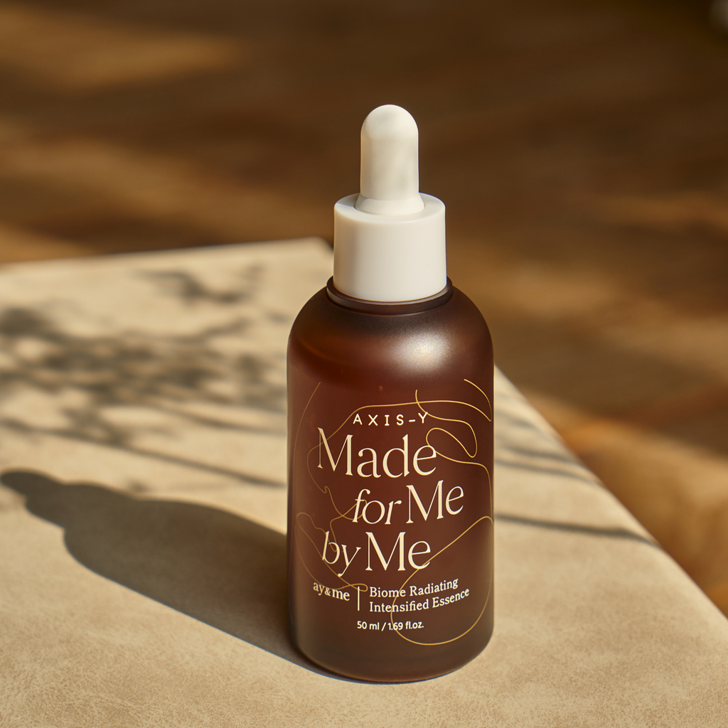 AXIS-Y Biome Radiating Intensified Essence in 50ml Flasche, feine Textur, für strahlende Haut, auf einem weißen Hintergrund.