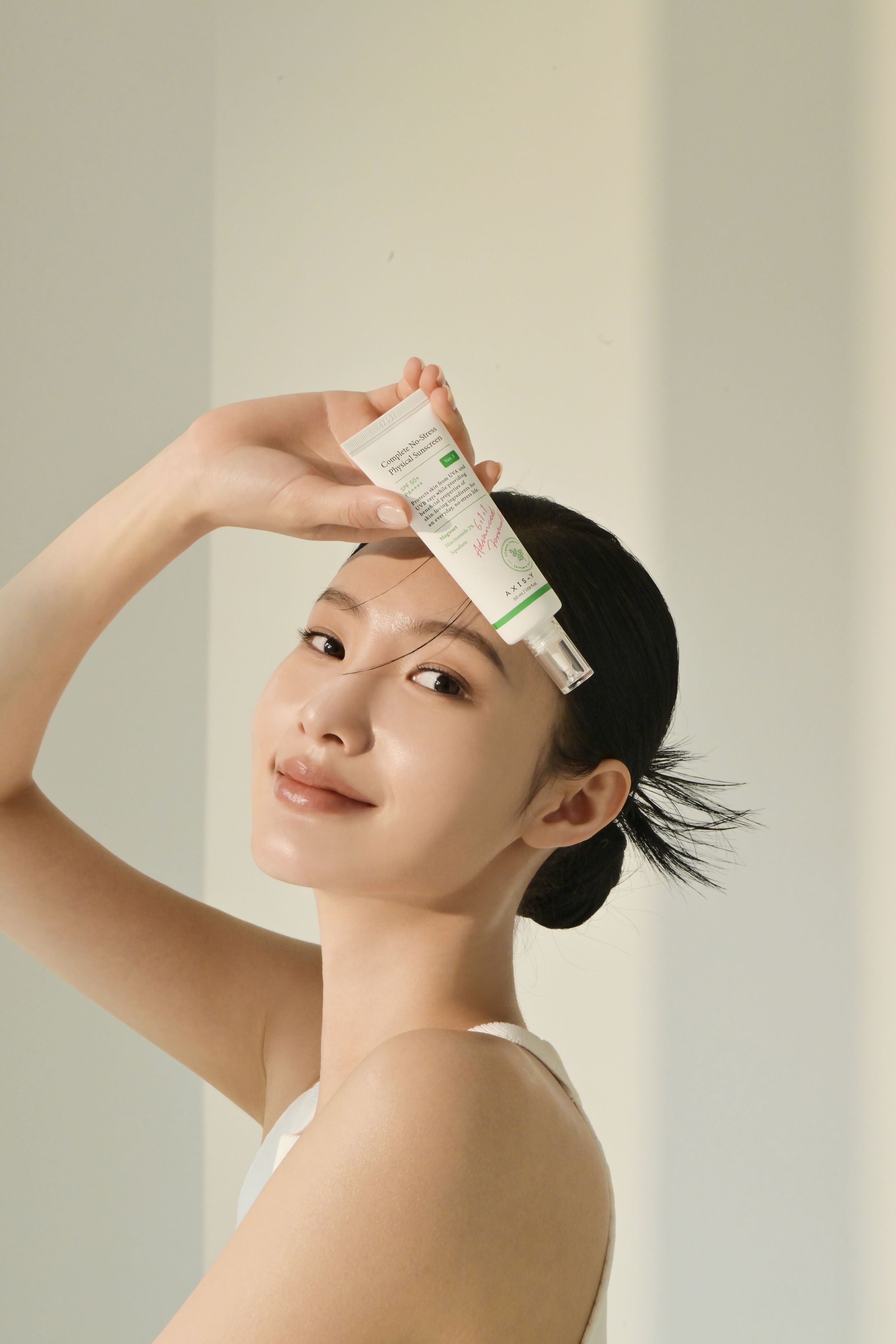 AXIS-Y Complete No-Stress Physical Sunscreen V.3, 50ml, mit hellem Sonnencreme-Design und Produktbeschreibung auf der Verpackung