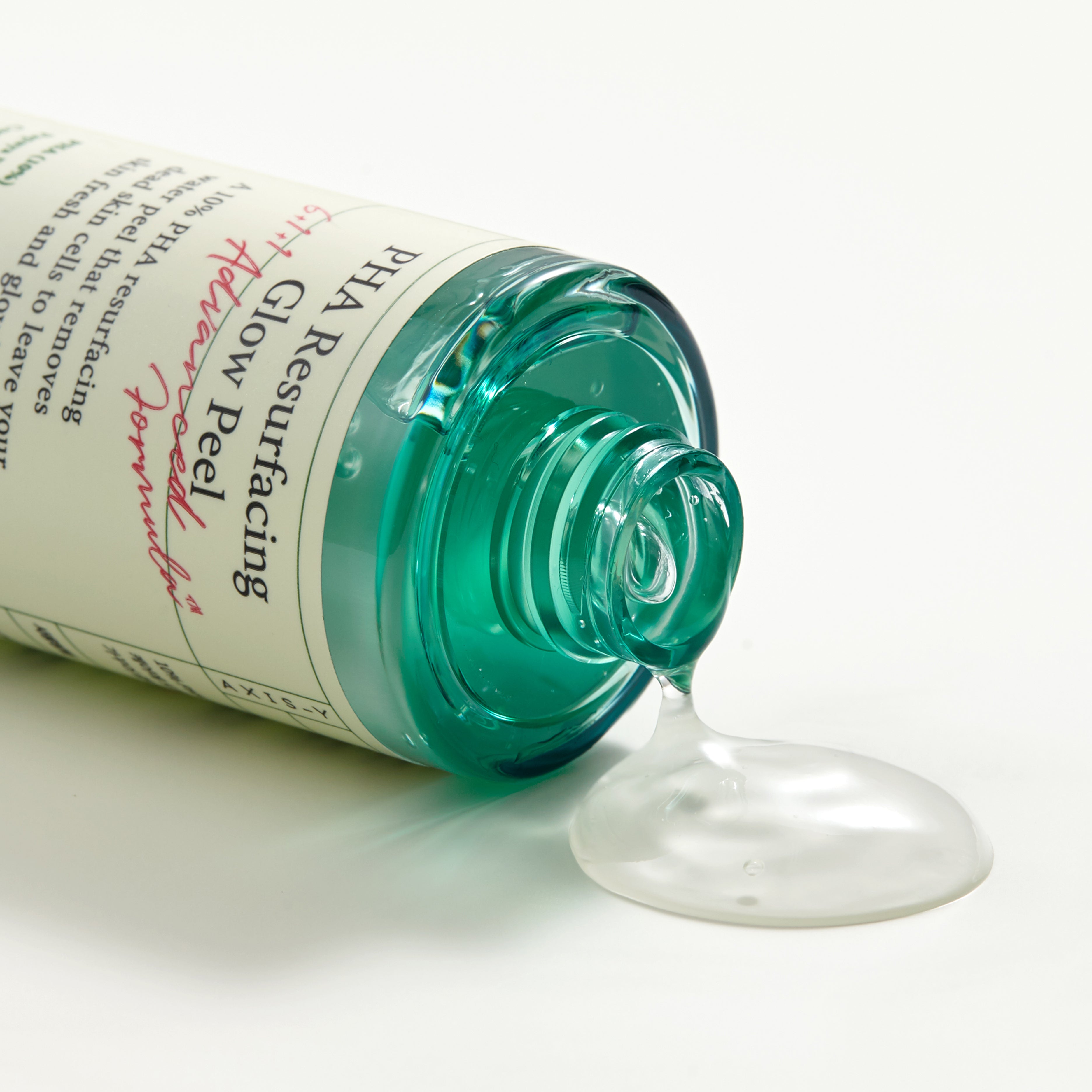 AXIS-Y PHA Resurfacing Glow Peel 50ml, ein Reinigungspeeling für einen strahlenden Teint, in einer weißen Flasche.