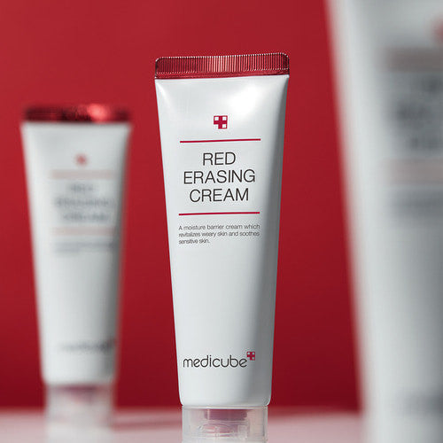 Medcube Red Erasing Cream gegen Pigmentflecken und für klare Haut, 50 ml, cremige Textur und aufhellende Wirkung sichtbar.