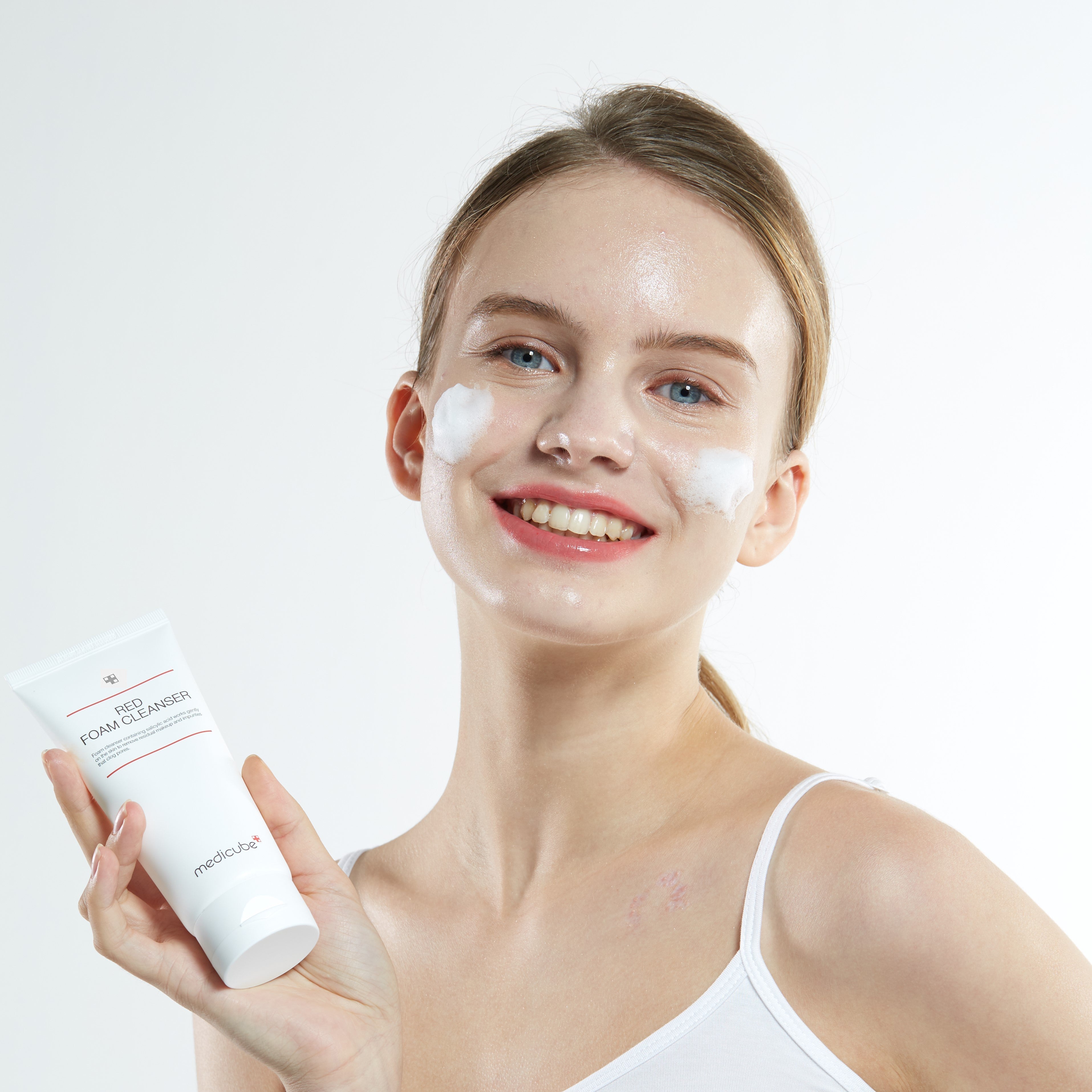 medicube Red Foam Cleanser, tiefenreinigender Anti-Akne Schaum mit Salicylsäure, 120 ml, für unreine Haut