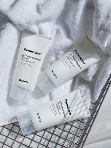 Dr.Jart+ Dermaclear pH Foam Reinigungscreme, 120ml, sanfte Schaumreinigung für klare Haut, zeigt die Verpackung und den Schaum