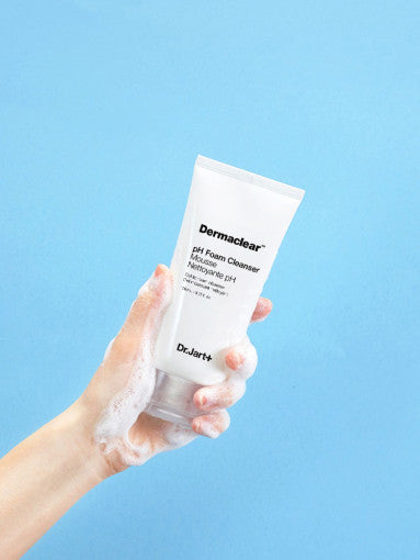 Dr.Jart+ Dermaclear pH Foam Cleanser, 120ml, sanfter Reinigungschaum für reife Haut, zeigt den weißen Flascheninhalt.