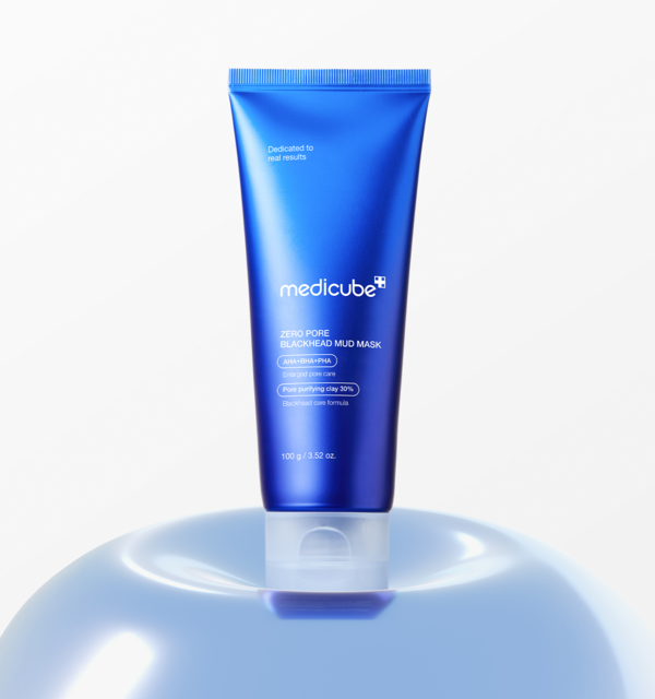 medicube Zero Pore Blackhead Mud Mask, 3-Minuten Tonerde-Porenmaske gegen Mitesser, 100 g, auf einer weißen Oberfläche liegend