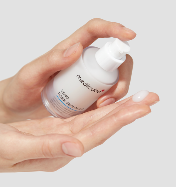 Medikube Zero Pore Serum 2.0, porenverfeinerndes Serum für klare Haut, 37 ml, Flasche mit Dosierer, auf weißem Hintergrund