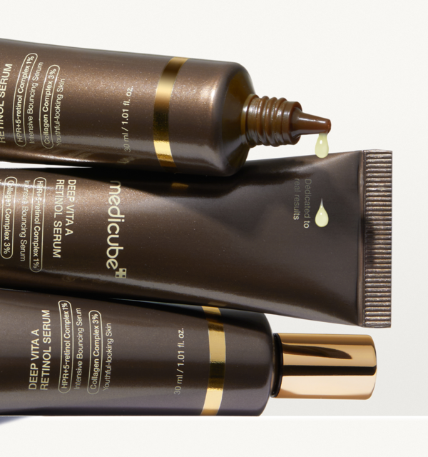 Medicube Deep Vita A Retinol Serum in einer 30 ml Flasche, zeigt das Produkt mit Pumpe und weißem Flakon, ideal für Anti-Aging.