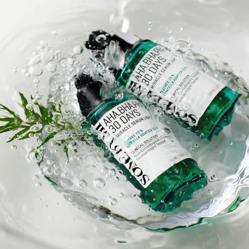 SOME BY MI AHA BHA PHA 30 Days Miracle Serum Light, leichtes Beruhigungsserum mit Centella, 50 ml, Flasche auf weißem Hintergrund