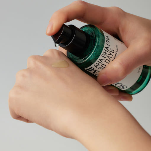SOME BY MI AHA BHA PHA 30 Days Miracle Serum Light, leichtes Beruhigungsserum mit Centella, 50 ml, Flasche vor hellem Hintergrund