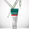 SOME BY MI Miracle AC Clear Spot Treatment Creme gegen Akne mit Teebaumöl, 10 ml, auf weißem Hintergrund.