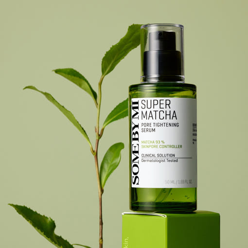 SOME BY MI Super Matcha Pore Tightening Serum in 50 ml Flasche, mit grünem Serum und Pore-Refining Textur, Fokus auf Produkt.