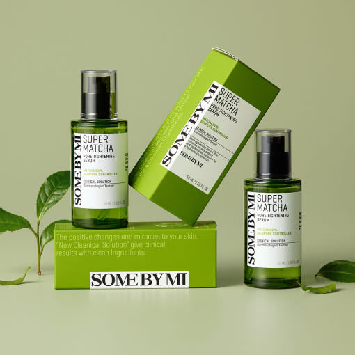 SOME BY MI Super Matcha Porenverfeinerndes Serum mit 93% Matcha-Wasser in 50 ml Flasche, zeigt das Produkt vor weißem Hintergrund.