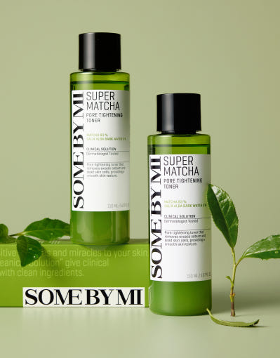 SOME BY MI Super Matcha Pore Tightening Toner in 150 ml Flasche, porenverfeinernder Toner mit Matcha-Extrakt, auf einem weißen Hintergrund