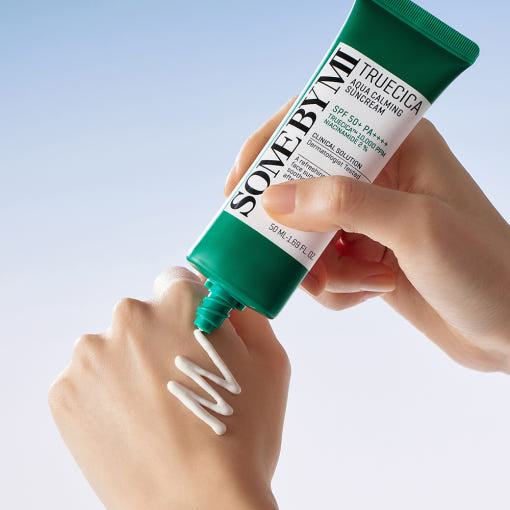 SOME BY MI Truecica Aqua Calming Suncream, beruhigende Sonnencreme mit SPF50+ PA++++, 50 ml, sichtbare Textur und Verpackung