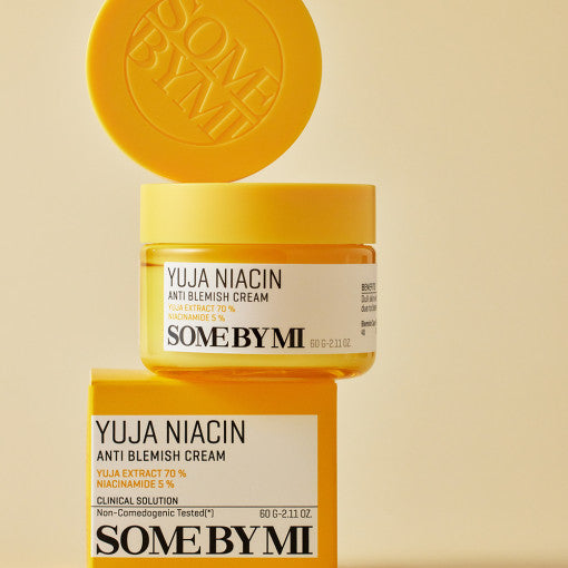 SOME BY MI Yuja Niacin Anti-Blemish Creme in 60g, cremige Pflege gegen Hautunreinheiten, sichtbare Textur der Creme auf dem Bild