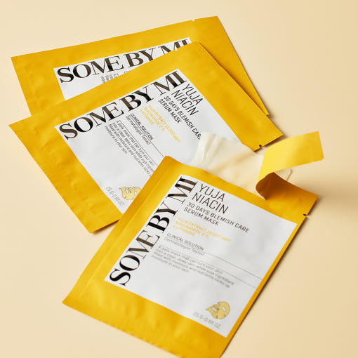 SOME BY MI Yuja Niacin Serummaske mit Yuja und Glutathion, 10 Stück, auf der Haut verteilt, für strahlende Haut, 25 g pro Maske