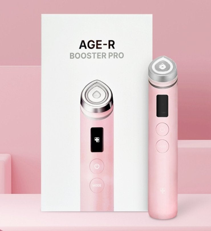 Medikube AGE-R Booster Pro Beauty-Gerät in Pink, zeigt das handliche Hautpflegegerät mit LCD-Display und Bedienelementen.