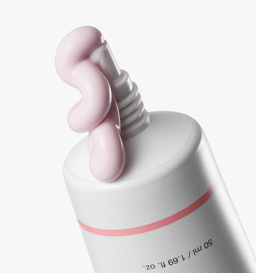 medicube PDRN Pink Tone Up Sonnencreme SPF50+ auf dem Gesicht, cremige Textur, 50 ml, für Sonnenschutz und Hautaufhellung