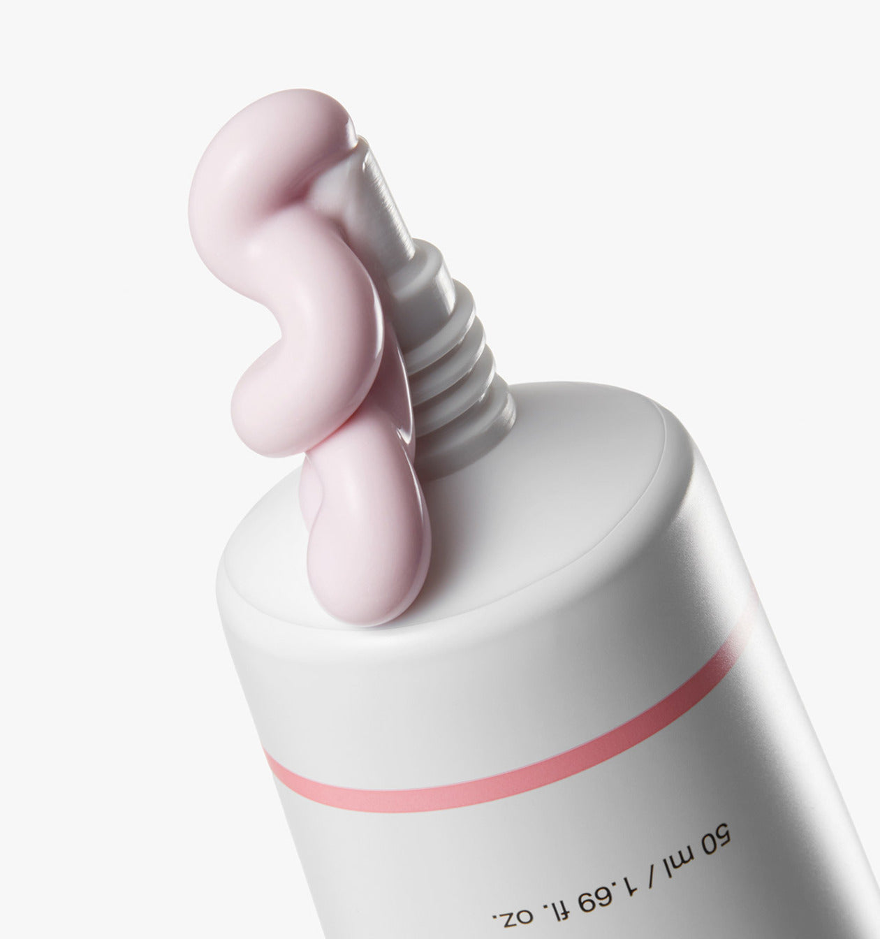 medicube PDRN Pink Tone Up Sonnencreme SPF50+ auf dem Gesicht, cremige Textur, 50 ml, für Sonnenschutz und Hautaufhellung