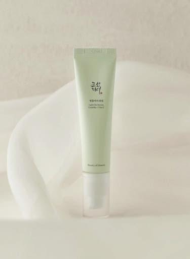 Beauty of Joseon Light On Serum mit Centella und Vitamin C, 30 ml, für strahlende Haut, Flasche auf weißem Hintergrund