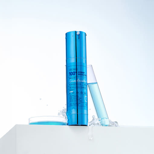 Ampulle VT Hydrop Reedle Shot 100hL 50ml, transparent Behälter mit klarer Flüssigkeit, auf weißem Hintergrund.