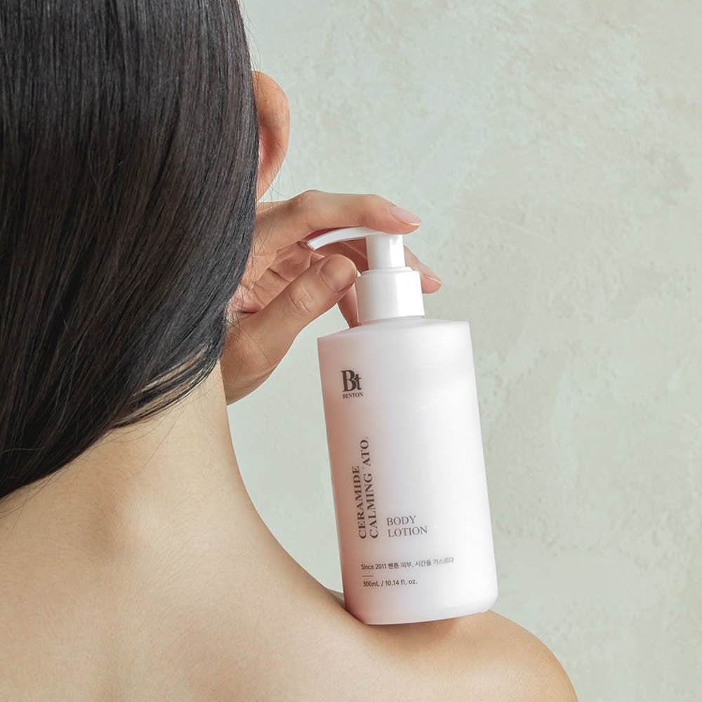 Benton Ceramide Calming Ato Body Lotion, 300ml, flasche mit weißer Lotion, für empfindliche Haut, auf weißem Hintergrund
